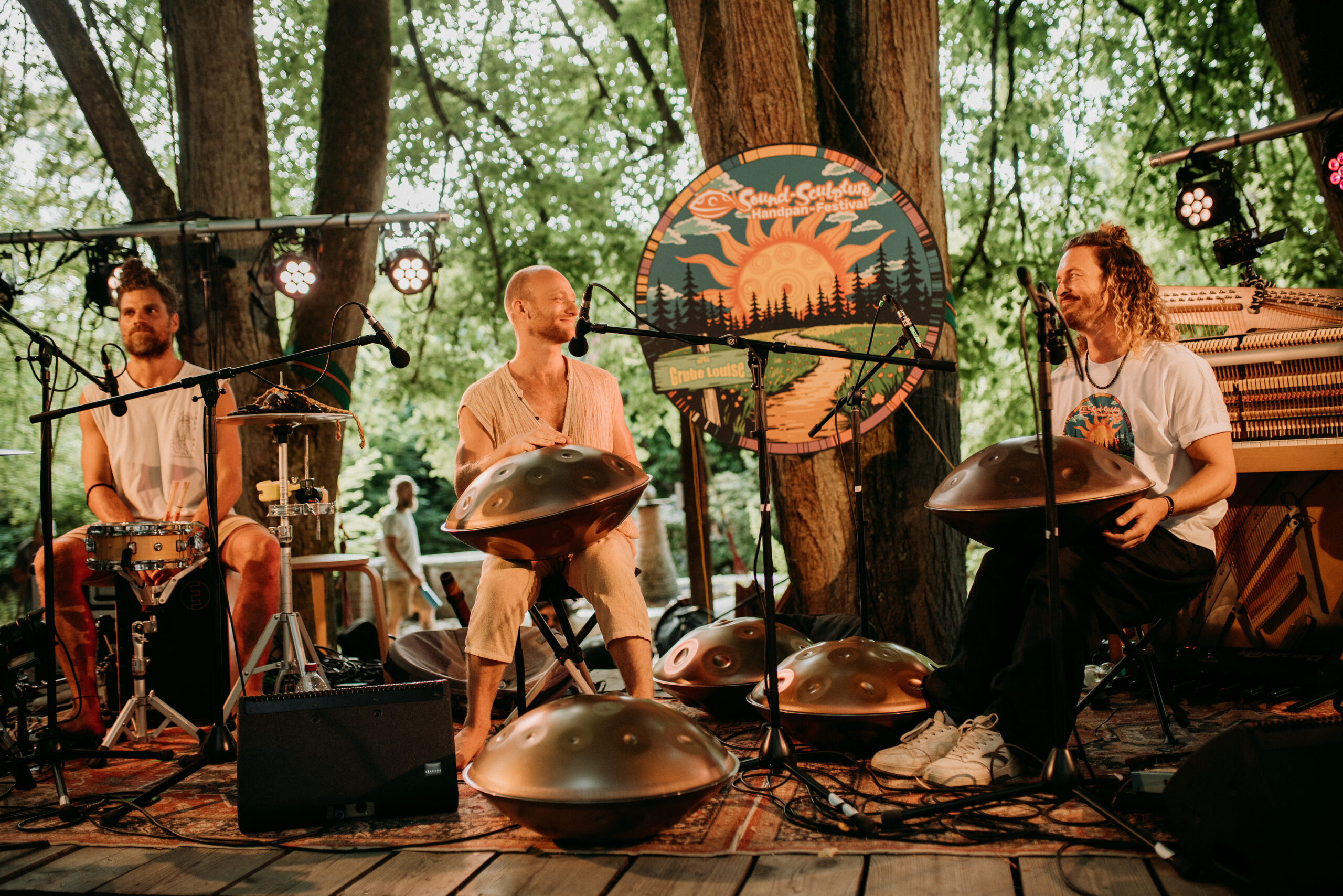 Zwei Musiker spielen Handpan auf der Waldbühne